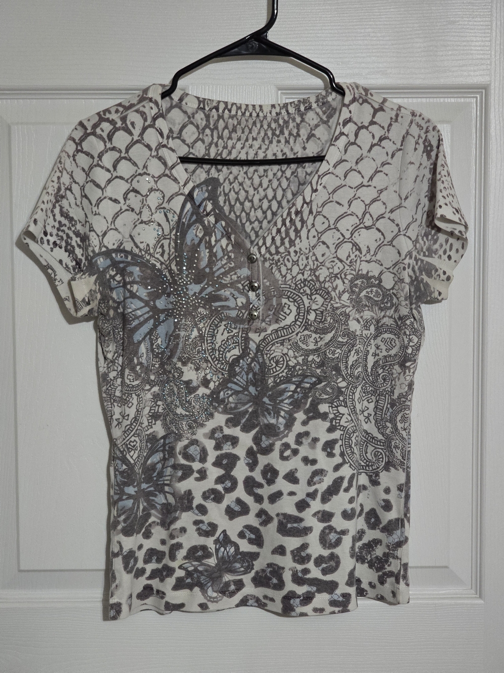 Women’s Cream & Gray Butterfly Print Short Sleeve V-Neck Top